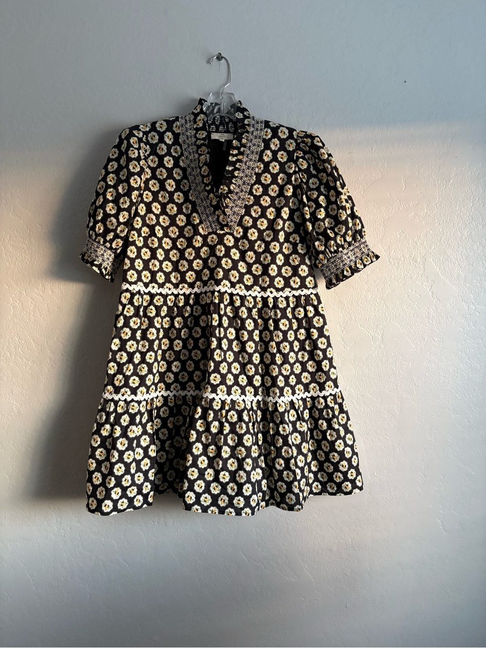 ❤️NEW entro Tiered Daisy Print Mini Dress - Black & Yellow